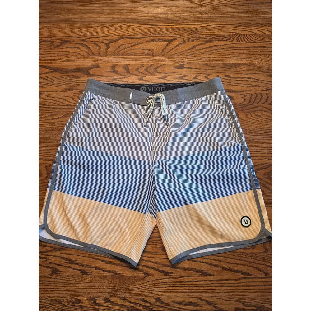 Vuori Men's Cruise Boardshorts 8.5" Inseam Size 32 Swim Hybrid Striped